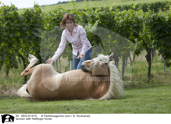 Frau mit Haflinger / woman with Haflinger horse / SKO-01474