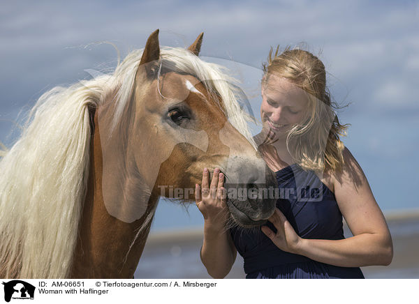 Frau mit Haflinger / Woman with Haflinger / AM-06651