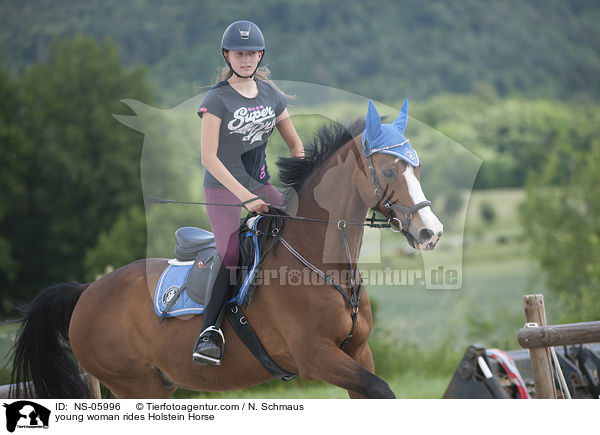 junge Frau reitet Holsteiner / young woman rides Holstein Horse / NS-05996