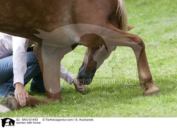 woman with horse / SKO-01493