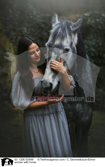 woman with horse / CDE-02998