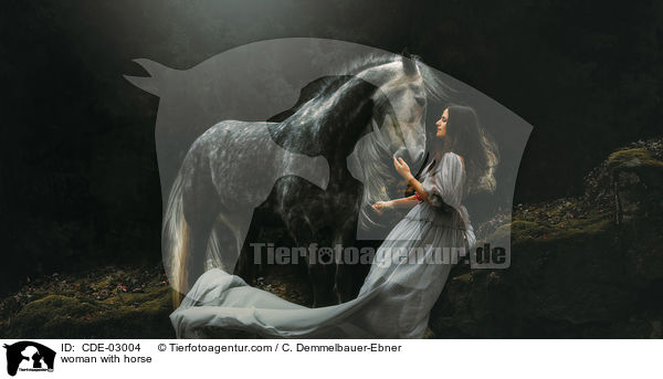 Frau mit Grauschimmel / woman with horse / CDE-03004