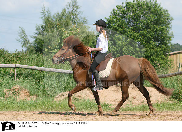 girl rides horse / PM-04057