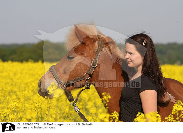 woman and Icelandic horse / BES-01573