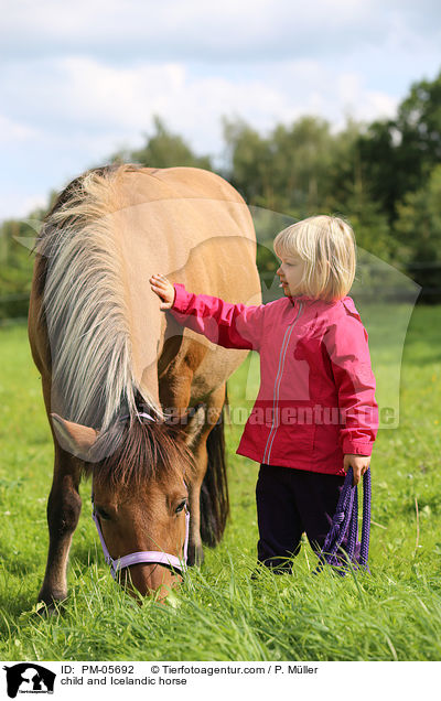 Kind und Islnder / child and Icelandic horse / PM-05692