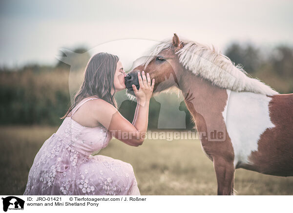 Frau und Mini Shetlandpony / woman and Mini Shetland Pony / JRO-01421
