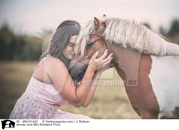 Frau und Mini Shetlandpony / woman and Mini Shetland Pony / JRO-01422