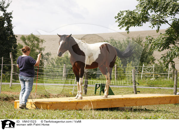 woman with Paint Horse / VM-01523