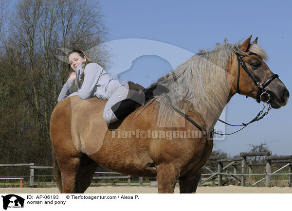 Frau mit Pony / woman and pony / AP-06193