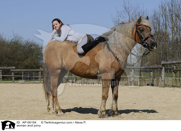 Frau mit Pony / woman and pony / AP-06194
