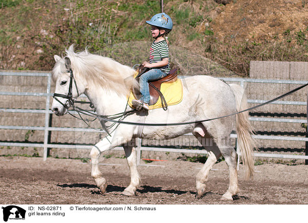 Mdchen lernt reiten / girl learns riding / NS-02871