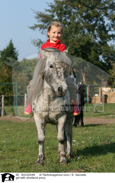 Mdchen auf Shetland Pony / girl with shetland pony / SG-02446