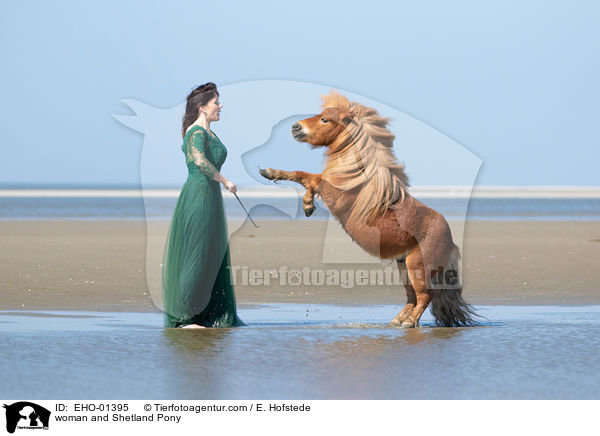 Frau und Shetland Pony / woman and Shetland Pony / EHO-01395