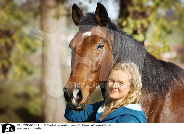 woman and trotter / CDE-01531