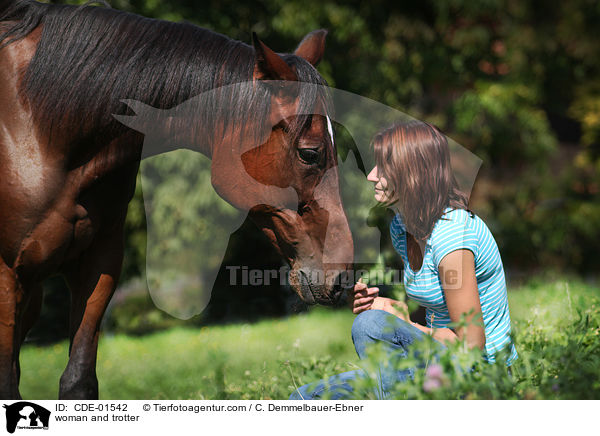 woman and trotter / CDE-01542