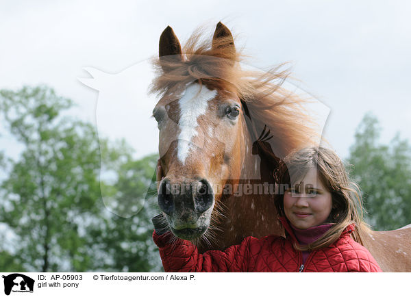 girl with pony / AP-05903