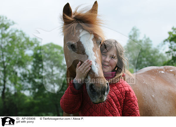 girl with pony / AP-05906