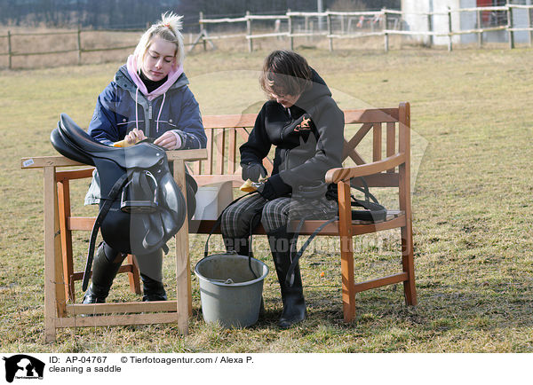 Sattelpflege / cleaning a saddle / AP-04767