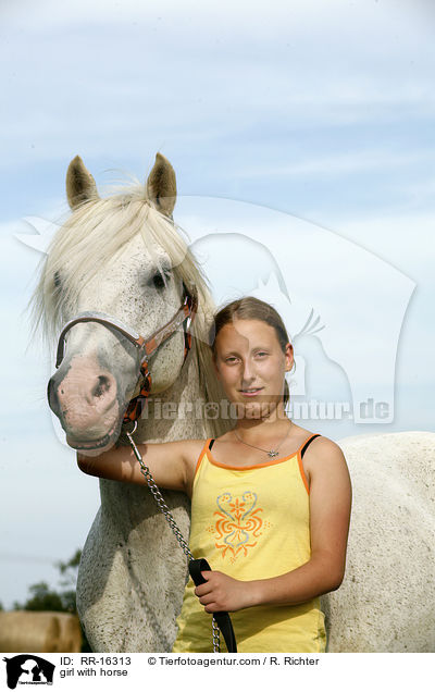 girl with horse / RR-16313