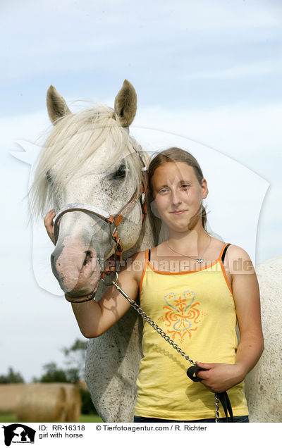girl with horse / RR-16318