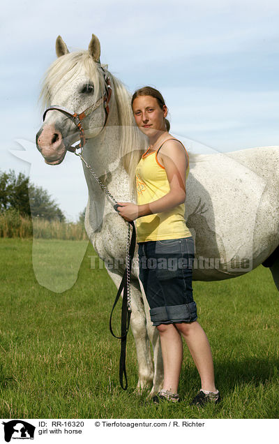 girl with horse / RR-16320