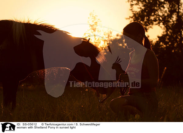 Frau mit Shetland Pony im Abendlicht / woman with Shetland Pony in sunset light / SS-05612