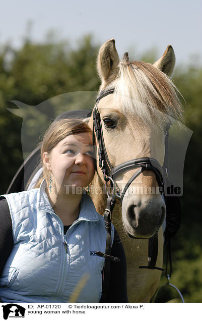 Mdchen mit Fjordpferd / young woman with horse / AP-01720