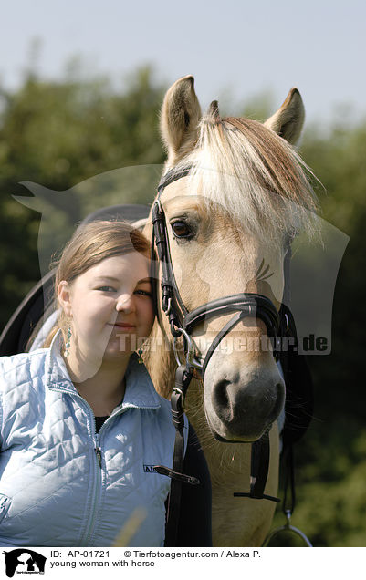 Mdchen mit Fjordpferd / young woman with horse / AP-01721