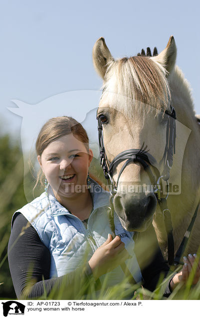 Mdchen mit Fjordpferd / young woman with horse / AP-01723
