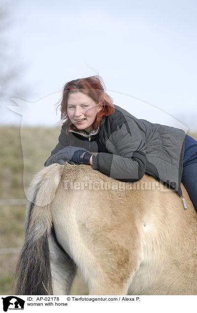Frau mit Fjordpferd / woman with horse / AP-02178