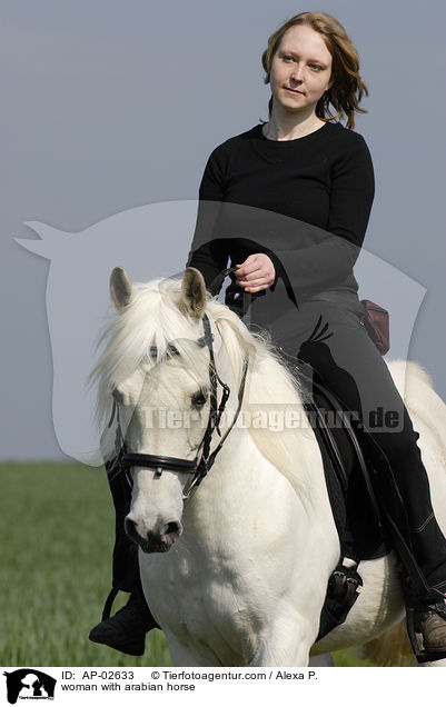 woman with arabian horse / AP-02633