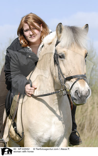 Frau mit Fjordpferd / woman with horse / AP-02942