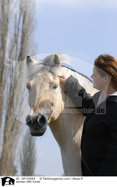 Frau mit Fjordpferd / woman with horse / AP-02944