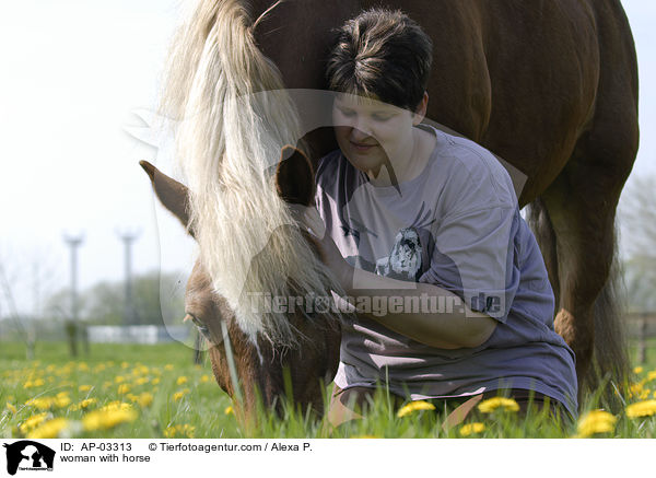 woman with horse / AP-03313