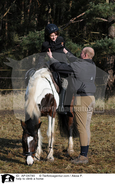 Hilfe zum Aufsteigen / help to climb a horse / AP-04780