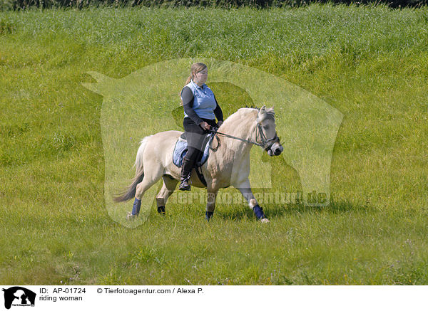 junge Reiterin auf einem Ausritt / riding woman / AP-01724