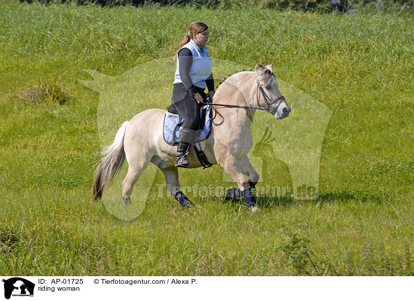 junge Reiterin auf einem Ausritt / riding woman / AP-01725