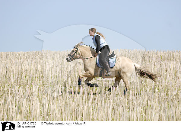 junge Reiterin auf einem Ausritt / riding woman / AP-01726