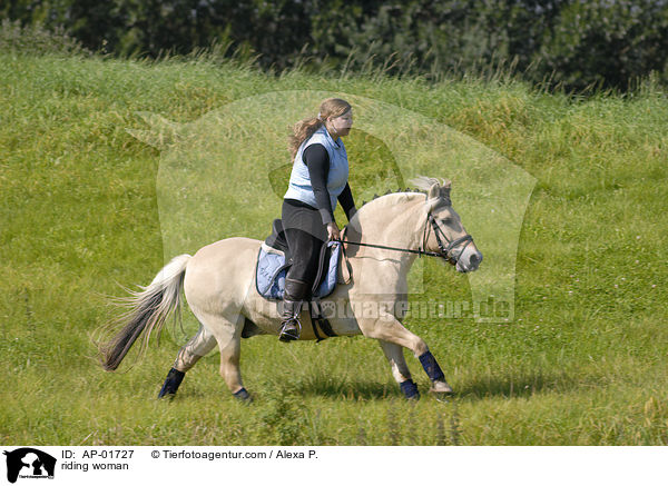 junge Reiterin auf einem Ausritt / riding woman / AP-01727