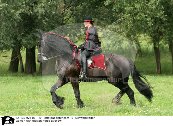 Frau mit Friese beim Showreiten / woman with friesian horse at show / SS-02746