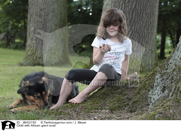 Kind mit Afrikanische Riesenschnecke / Child with African giant snail / JM-02150