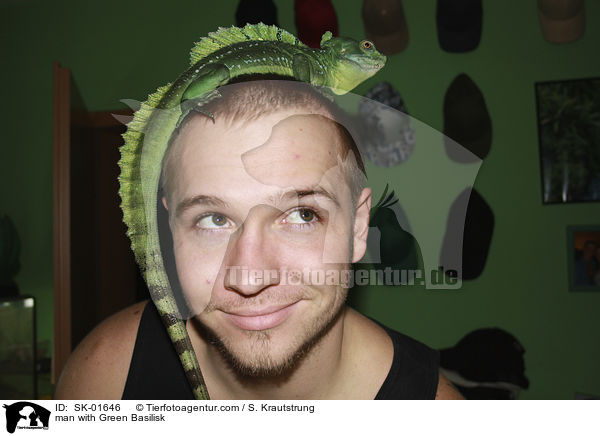 Mann mit Stirnlappenbasilisk / man with Green Basilisk / SK-01646