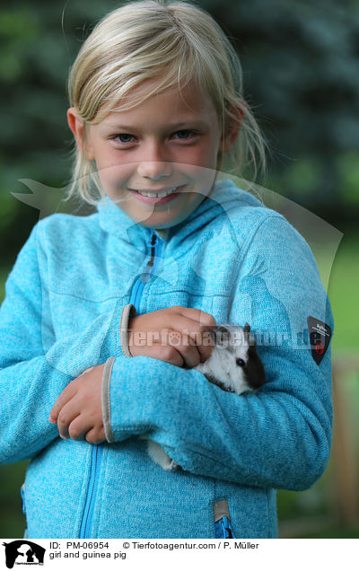 Mdchen und Meerschwein / girl and guinea pig / PM-06954