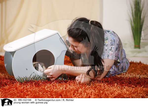 junge Frau mit Meerschweinchen / young woman with guinea pig / RR-102198