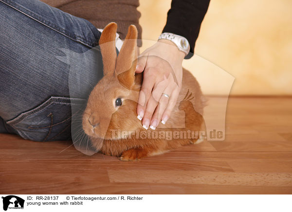 junge Frau mit Kaninchen / young woman with rabbit / RR-28137